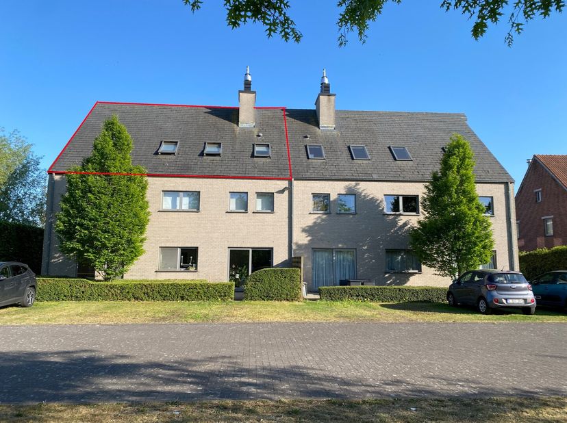 Dit (net geschilderde) dakappartement heeft een uitstekende ligging, nabij afrit E40, nabij centrum Merelbeke en is toch rustig gelegen.&lt;br /&gt;
Het bev