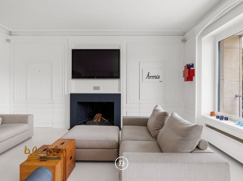 Gelegen op de vijfde verdieping van een prestigieus gebouw met een prachtig frontaal uitzicht op het Terkamerenbos, beschikt dit verfijnde appartement