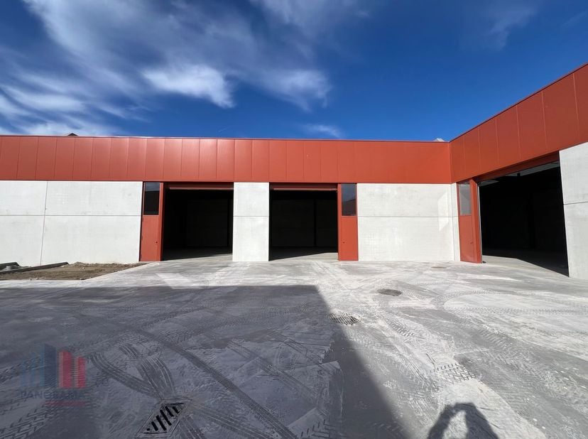 Cette toute nouvelle unité PME de 221 m² est stratégiquement située à seulement 2 km du R4, ce qui lui confère une excellente accessibilité. L&#039;emplace