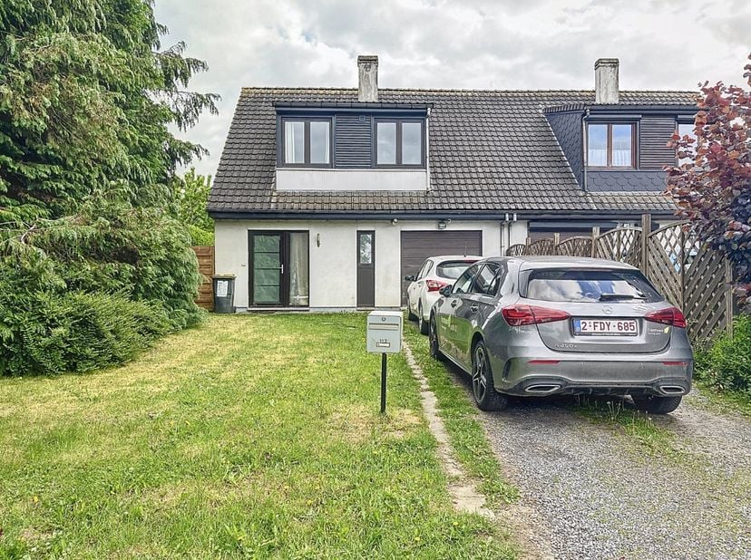 DISPONIBLE À PARTIR DU 1ER JUILLETERA WELCHOME est fier de vous proposer, cette agréable maison 3 façades avec jardin comprenant un chalet et garage i