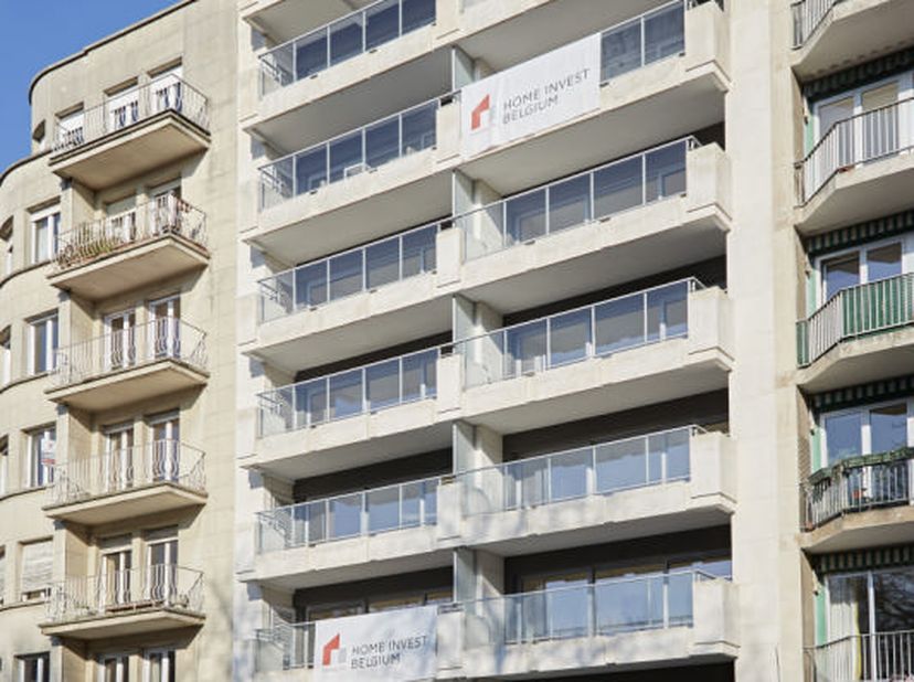 Lumineux appartement 2 chambres de 110 m² + terrasses 53 m² avec une vue sur le Parc du Cinquantenaire. Il se situe au 1er étage d’un immeuble de stan