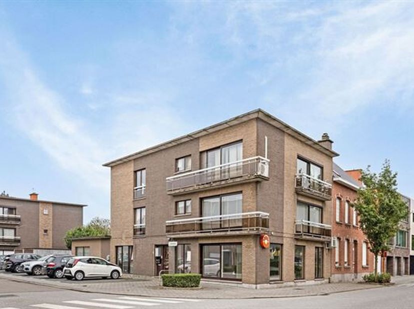 RUIM EN LUMINEUS APPARTEMENT 112M² MET 2 SLAAPKAMERS.&lt;br /&gt;
 2de verdieping - ligging in een kleinschalige residentie in centrum nabij Dorpshart en st