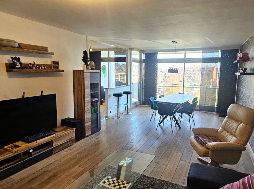 Gemeubeld appartement met 2 slaapkamers en 2 terrassen.&lt;br /&gt;
Het ruim appartement met 2 slaapkamers en 2 terrassen bevindt zich op de 2de verdieping