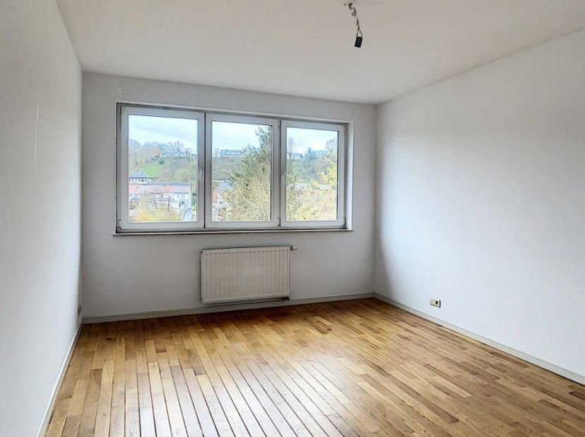 Agréable appartement 2 chambres de 95m² brut situé au 3ème étage d’un immeuble récent, bâti en 2006, La Résidence Comombus située à Namur proche de to