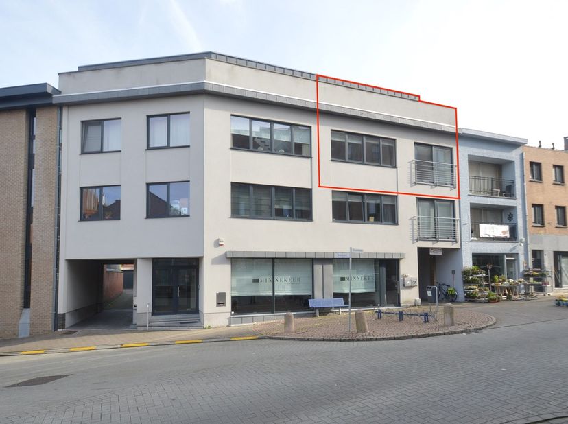 In deze kleinschalige residentie bevindt zich dit knappe duplex-appartement met twee slaapkamers en twee badkamers met een riante oppervlakte van 152