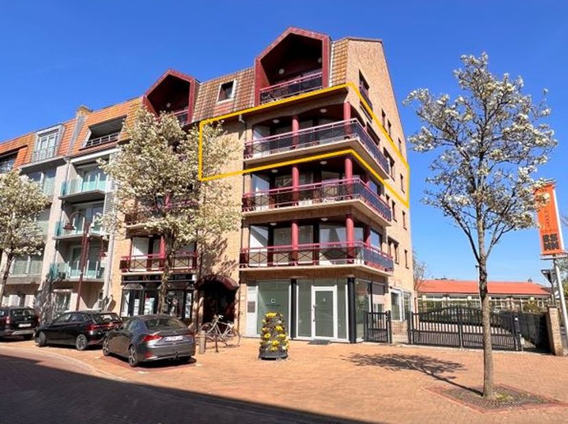 Ontzettend ruim appartement (114m²) met rondom rond lichtinval in een standingvolle residentie. Centraal gelegen in de Kerkstraat, en met een prachtig