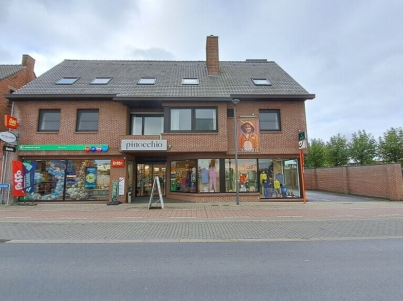 Dit groot handelspand met zeer ruime woonst heeft een commerciele ligging in Zwevezele, een deelgemeente van Wingene. Gelegen langs de N50, de verbind