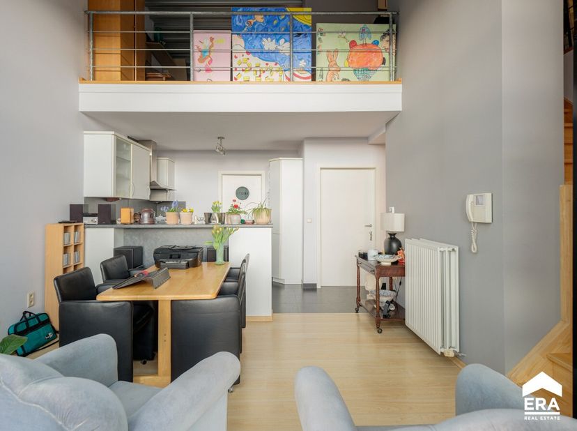 Dit energiezuinig duplex-appartement met 2 slaapkamers en autostaanplaats is gelegen op de tweede verdieping in residentie &#039;Dorlick&#039;, heeft een bewoon