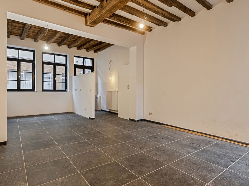 Authentieke, gerenoveerde woning met o.a. een bewoonbare oppervlakte van 192 m², 4 slaapkamers, hoge plafonds en vooral veel authentieke elementen doo