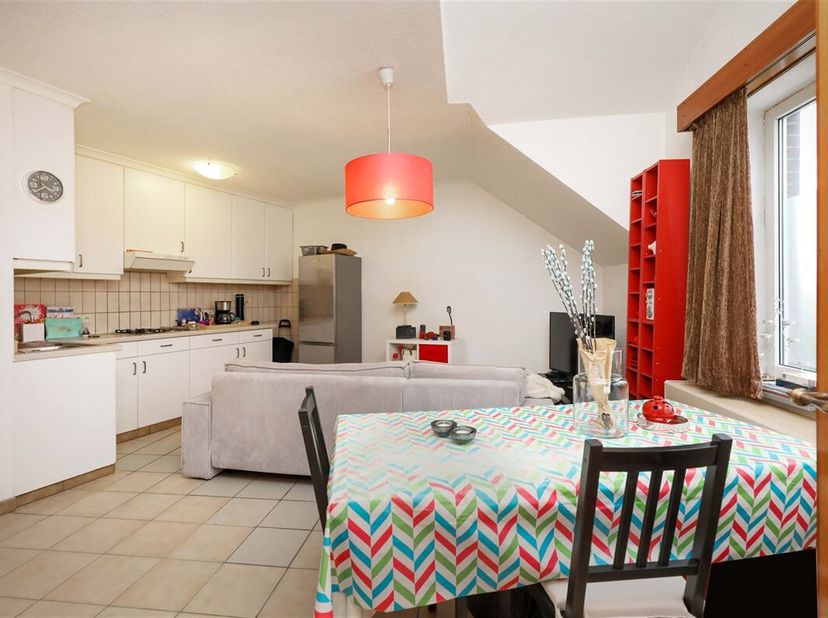 Duplex studio met open leefgedeelte en aparte badkamer op gunstige locatie&lt;br /&gt;
Omgeving:&lt;br /&gt;
+ Rustig en centraal gelegen tussen de Kleine en Grot