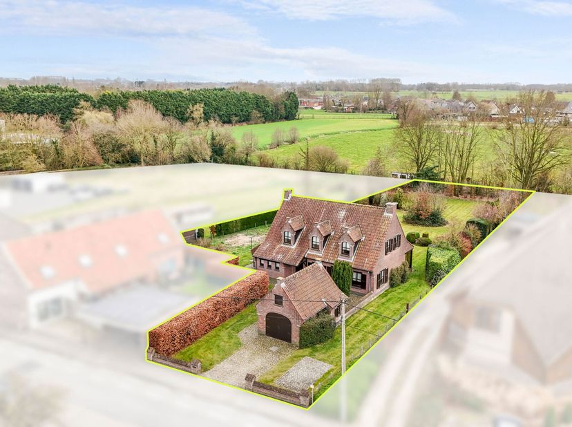 Welkom in deze schitterende woning, een ware droom voor wie op zoek is naar ruimte, rust en een prachtig landelijk uitzicht. Gelegen op een royaal per
