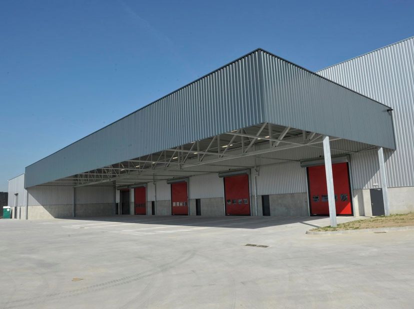 Bâtiment industriel logistique, ancien centre de distribution de Coca Cola, comprenant 11.515 m² d&#039;espace de stockage combiné à 730 m² de bureaux sur