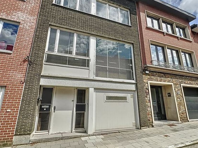Century 21 Immo Dewaele est ravi de vous présenter cette maison idéalement situé à 5&#039; à pied du centre et à deux pas des écoles. La maison est à remet