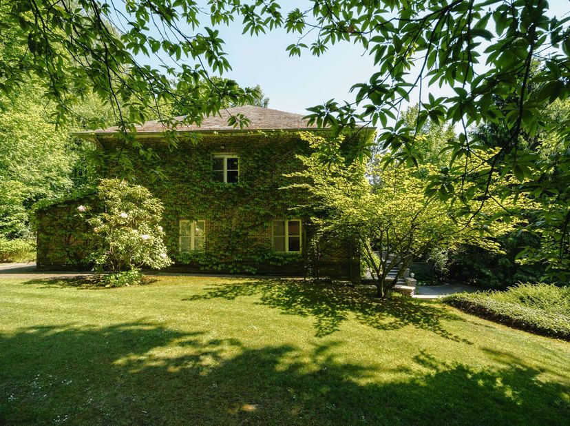 Nichée au cur du très prisé Bois de Moorsel, à deux pas des écoles internationales, cette élégante villa à rénover, bâtie en 1989 et de ± 475 m² de su