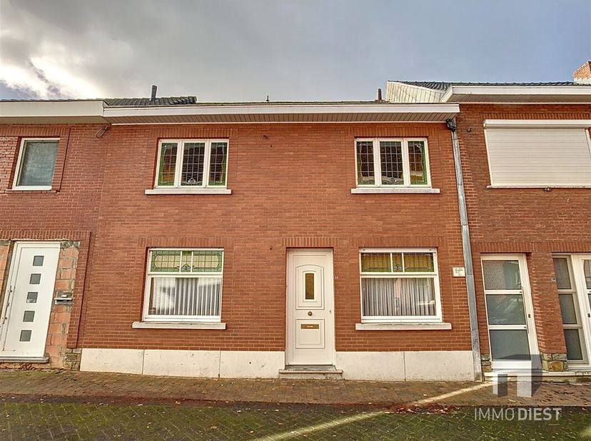 Ontdek de woning met charmante gevel, klaar om omgetoverd te worden tot jouw droomhuis!&lt;br /&gt;
De indeling van de woning bestaat uit:&lt;br /&gt;
Gelijkvloer
