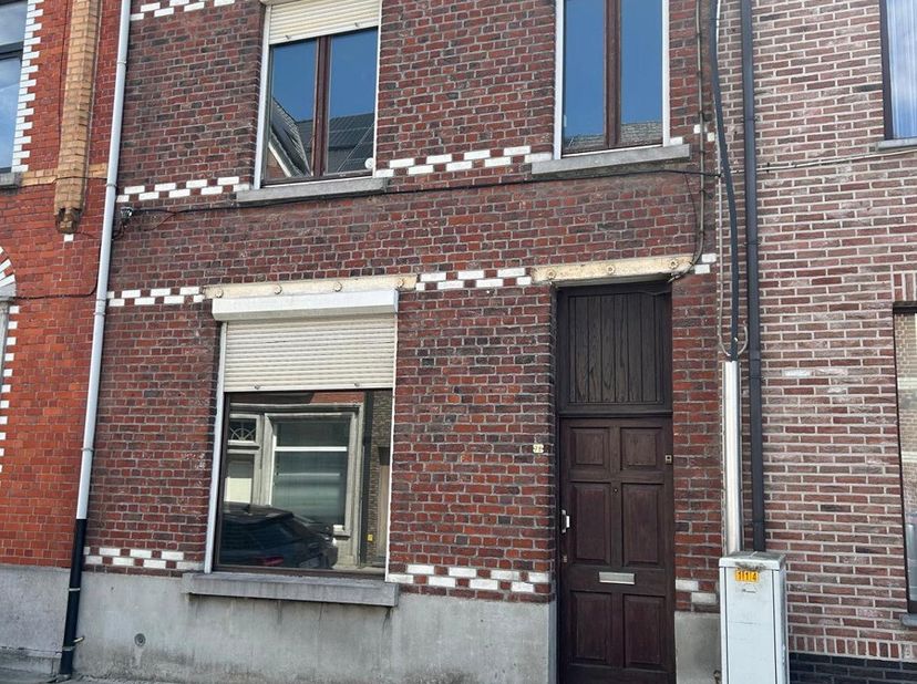 VOLLEDIG TE RENOVEREN EENGEZINSWONING MET TUIN EN MOGELIJK 4 SLAAPKAMERS. Zeer statige burgerwoning aan de stadsrand in een rustige straat. Deze wonin