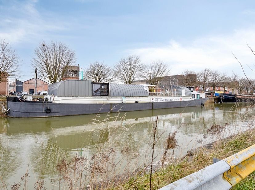 Dit appartement met leefruimte, keuken, badkamer met toilet, slaaphoek en terras bevindt zich op het vrachtschip &quot;La Sonrisa&quot; en wordt samen verkocht