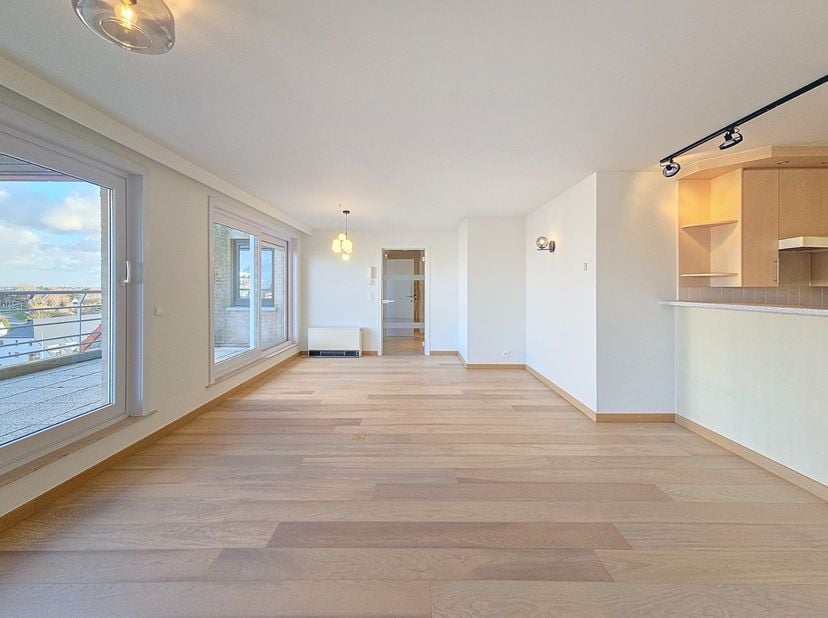 Ruim en instapklaar appartement met groot terras, gelegen op toplocatie te Nieuwpoort-bad, vlakbij de zeedijk, het strand en de winkelstraat.&lt;br /&gt;
In