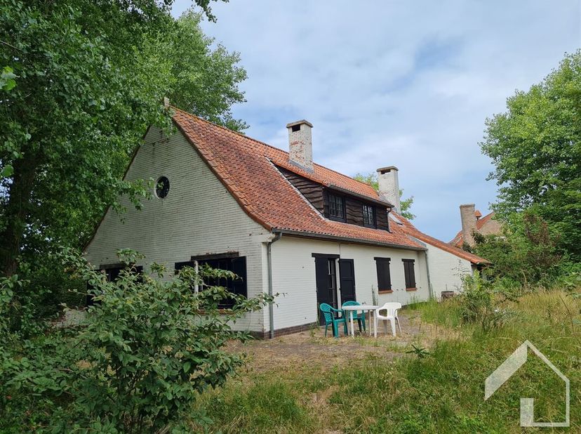 Ontdek deze charmante te renoveren villa in De Panne, gelegen op een toplocatie in een doodlopende straat vlakbij natuurgebied op een royaal perceel v