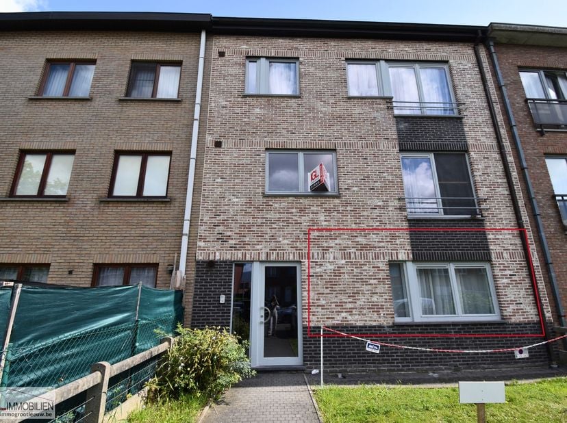 Immo Groot Leeuw biedt u dit gelijkvloers appartement aan, gelegen in een kleinschalig gebouw met slechts vier appartementen. Dit lichtrijke apparteme
