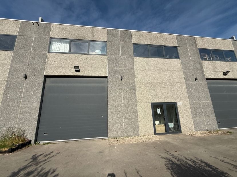 Bedrijfsgebouw gelegen te Evergem van 514 m², op ongeveer 3 km van de R4, waardoor er een vlotte verbinding is naar de E40, E17 en de E34.&lt;br /&gt;
&lt;br /