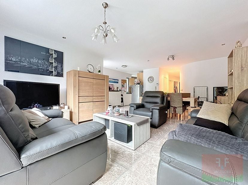 Welkom in het pittoreske Wichelen, waar we dit gelijkvloers appartement met 1 slaapkamer terugvinden in residentie Sneeuwwitje, gelegen langs de N416