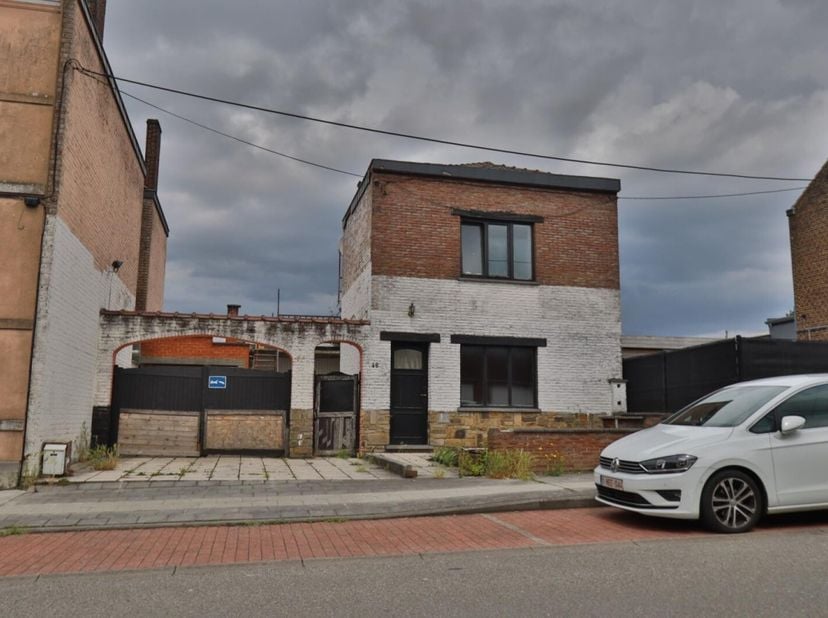 Le bureau ACCIP vous propose cette charmante maison à rénover. Elle se situe dans le centre ville de La Louvière et est à proximité des axes routiers,