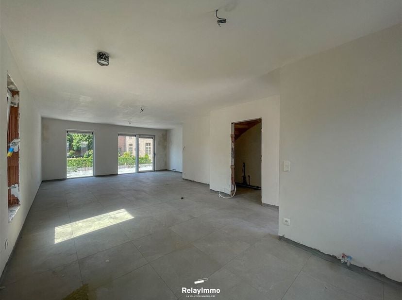 Nouvelle maison une mitoyenneté (Lot 5) avec trois chambres (poss quatre et bureau - OPTION), une salle de bain, deux emplacements de parking et jardi