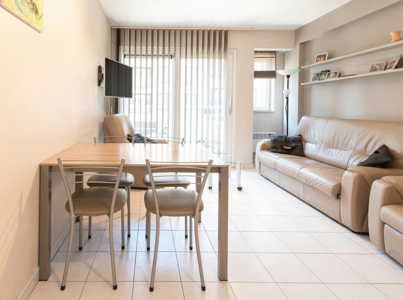Bel appartement de deux chambres à vendre à Middelkerke. L&#039;appartement est situé au premier étage de la jeune résidence Chateau d&#039;Epernay, située le l