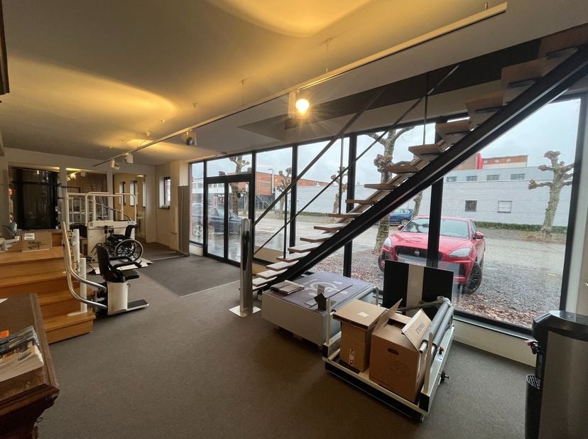Bedrijfsgebouw (+/- 775m²) bestaande uit 225m² kantoren en 550m² magazijn/atelier.  Voldoende buitenruimte aanwezig met 15-20 parkeerplaatsen.  Het ka