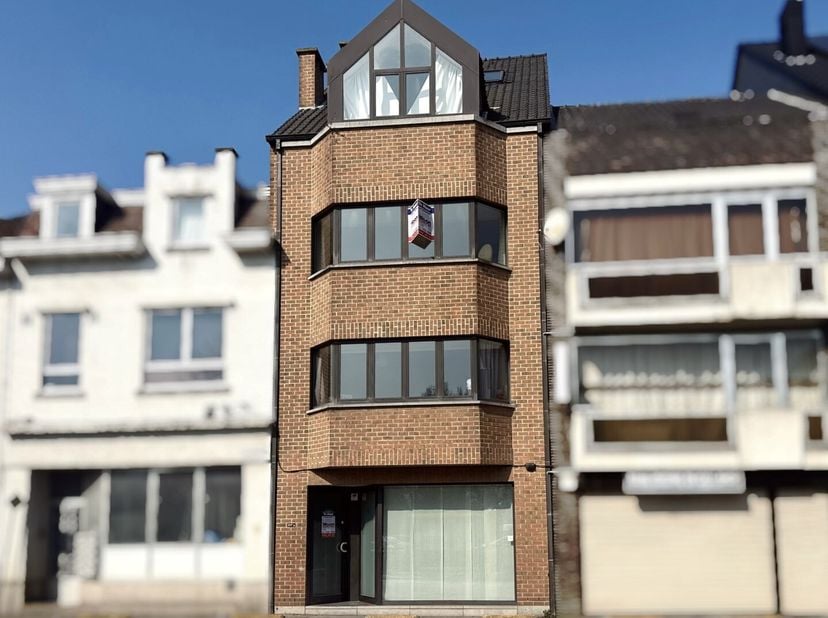 Gezellig appartement met airconditioning en een private autostaanplaats, ideaal gelegen op de tweede verdieping van een kleinschalige residentie op wa