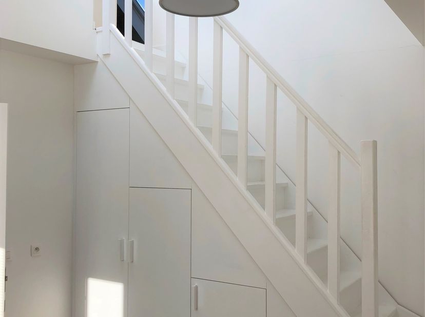 Appartement en duplex récemment rénové au premier étage avec 1 chambre et 1 espace bureau. La chambre et le bureau ont des armoires encastrées. Nouvel