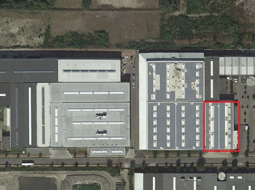 Unit 4 bestaat uit 2603m² opslagruimte + 290m² kantoren. Constructie bestaat uit een stalen frame. De vrije hoogte bedraagt 9,6m en er zijn 2 gelijkvl