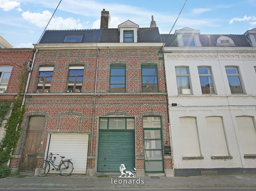 Deze instapklare rijwoning is gunstig gelegen in een rustige straat, op wandelafstand van het station, verschillende scholen en een park. De woning be