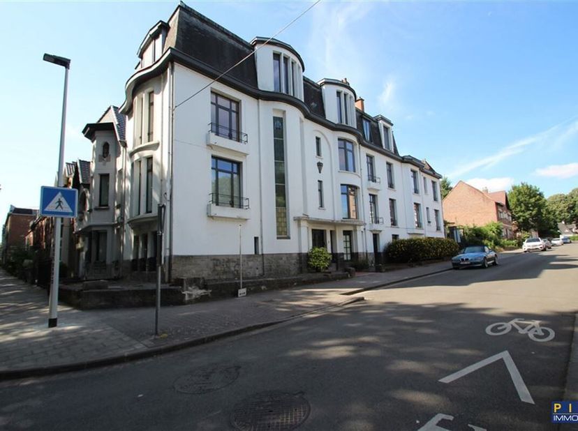 Excellente situation pour cet appartement à usage actuel libéral (cabinet médical), grande pièce de consultation ou bureau (séjour), 2 chambres à usag