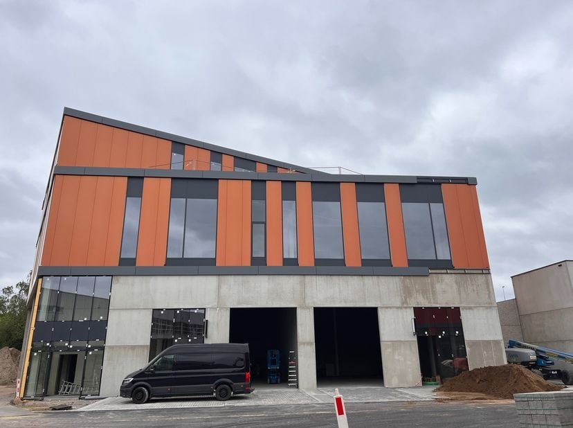 Vlakbij de op- en afrit van Gentbrugge wordt een nieuw bedrijvencomplex ontwikkeld waar zowel KMO-units, service-kantoren als afzonderlijke kantoren t