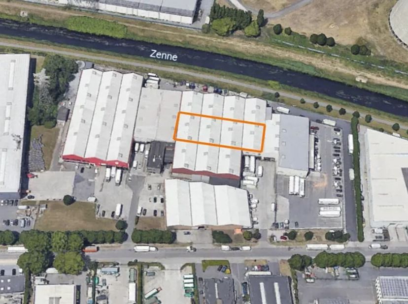 Op zoek naar een industriële site in Vilvoorde met voldoende buitenruimte? Zoek niet verder. Deze site aan de Elsschotstraat biedt u alle nodige ruimt