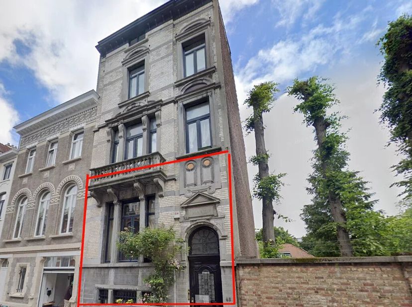 À proximité du Square Montgomery et de lavenue de Tervueren, dans une élégante maison de maître, duplex meublé de caractère de ±170m² 2 chambres + ter