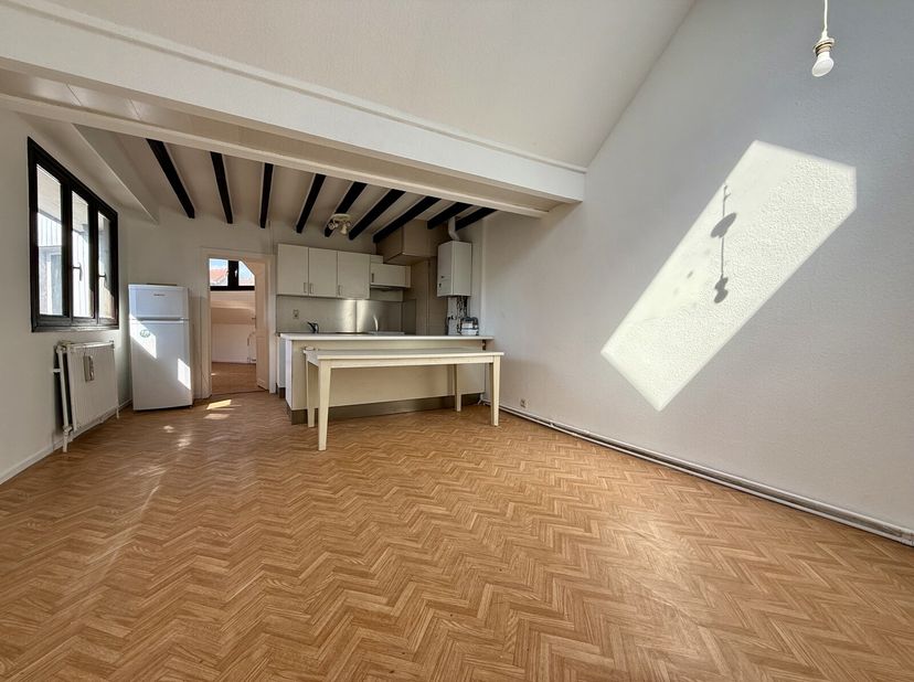 Infos &amp; Visites, contactez Jean-Philippe : +32 492 56 33 19 - jp@bytheway.be. Situé à deux pas de la Place Flagey, By the Way vous présente cet appart