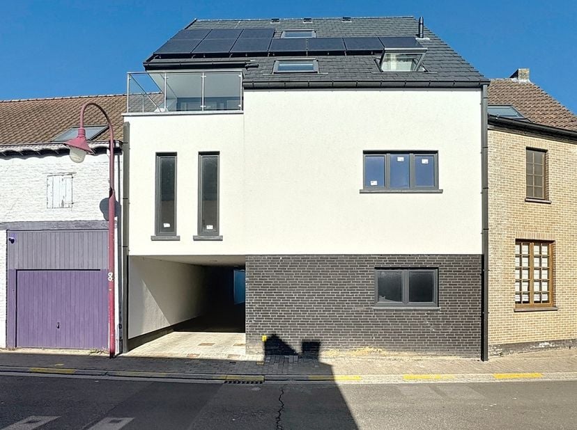 Welkom in het centrum van Herzele waar we dit nieuwbouwproject met 3 appartementen in de laatste fase van de afwerking terugvinden.&lt;br /&gt;
Dankzij de c