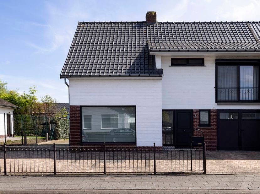 Op zoek naar een instapklare gezinswoning met comfort en ruimte die je nodig hebt ? Deze verzorgde gezinswoning biedt maar liefst vier slaapkamers, ee