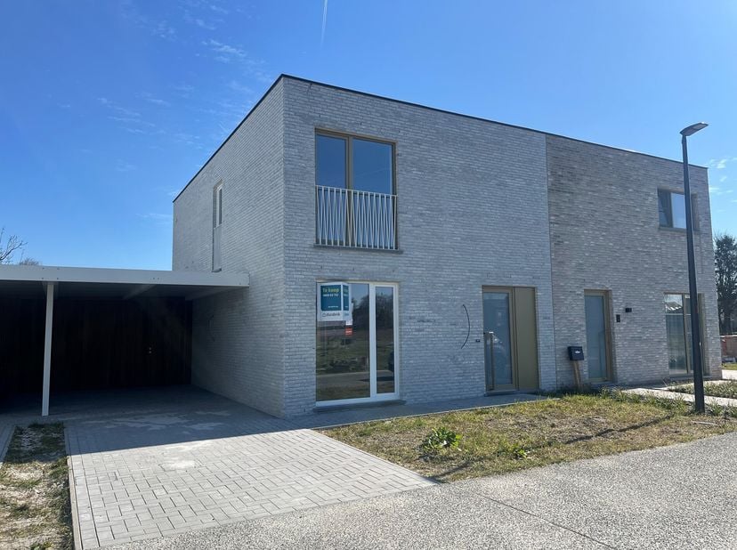 Deze moderne halfopen woning biedt u een mooie rustige omgeving, doch is ze gelegen vlakbij het centrum van Sijsele.&lt;br /&gt;
De woning is zeer praktisch