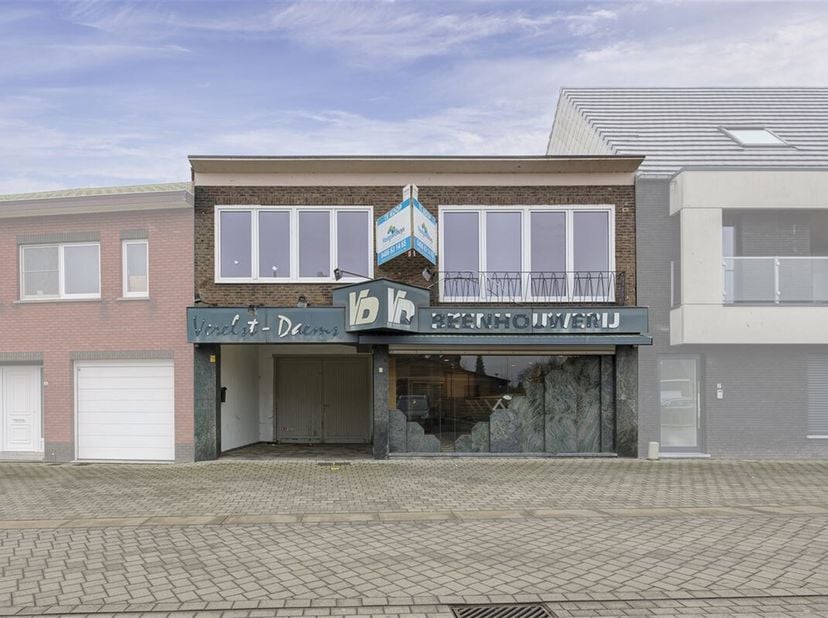 In het centrum van Wiekevorst treffen we dit handelspand met woonst. De combinatie van maximale zichtbaarheid en voldoende parkeergelegenheid voor de