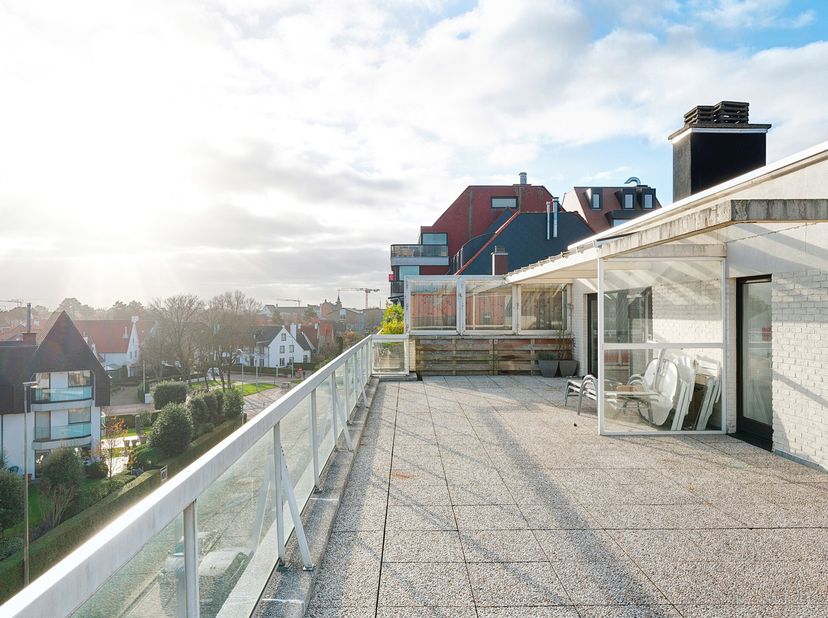 Dit exclusieve penthouse-appartement in het centrum van Knokke biedt een unieke combinatie van ruimte, privacy en een uitzonderlijke buitenbeleving. A