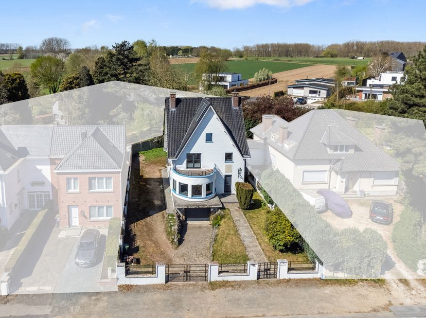 Bienvenue dans cette charmante et élégante villa, située le long de la N42 - un excellent emplacement avec une accessibilité facile et une gamme de co