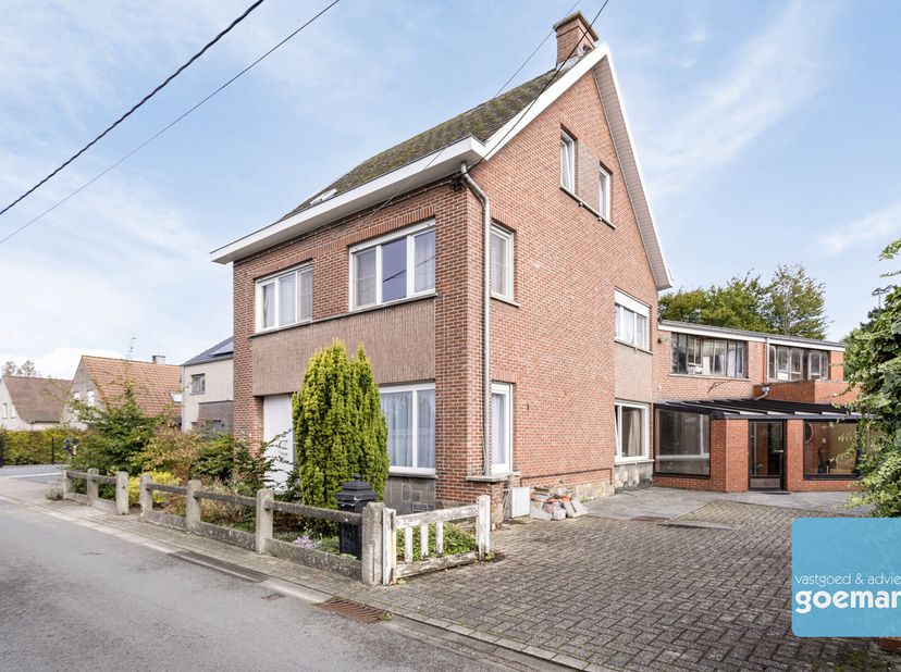 Deze ruime, solide woning gelegen te Schellebelle biedt een geweldige kans voor wie op zoek is naar een huis met potentieel. Gelegen in een zeer rusti