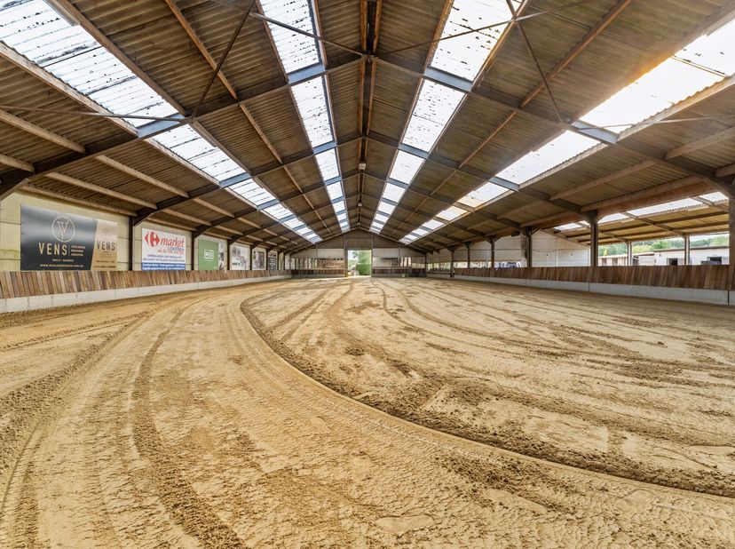 Gelegen in het groene en landelijke Sinaai, biedt deze uitzonderlijke eigendom een unieke combinatie van comfort, rust en professionele hippische infr
