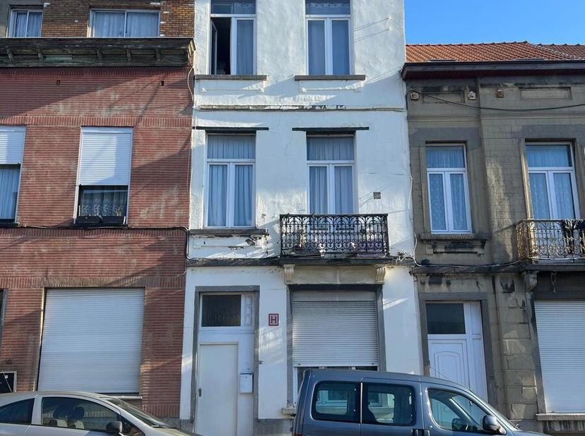 Maison dhabitation de +- 210 m2 habitable, située dans le périmètre du contrat de quartier durable (CQD) AUTOUR DU PARC DE LOUEST. Entre la gare de lO