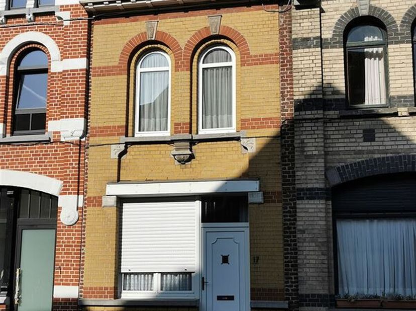 Deze zeer goed onderhouden, op te frissen stadswoning in hartje Ninove, telt momenteel 3 slaapkamers en een inrichtbare zolderruimte.   De woning is g