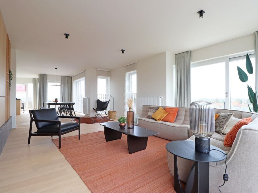 Deze prachtige penthouse met open zicht heeft een bewoonbare oppervlakte van 150 m² en beschikt over 3 slaapkamers.&lt;br /&gt;
Dit project bestaat uit twee